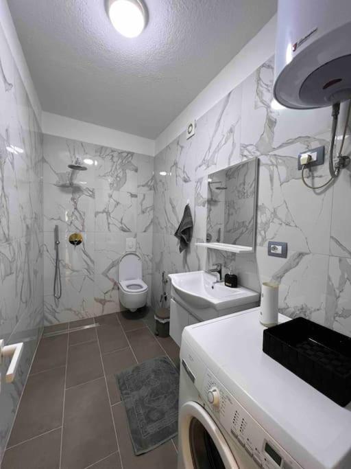 Great Apartament Near Lake & Blloku Area Тирана Экстерьер фото